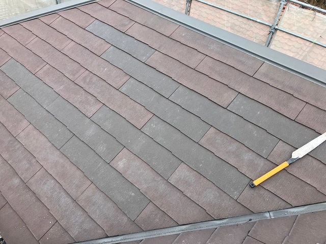 似た色のスレート板で補修した屋根